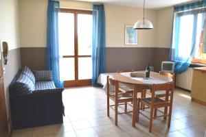 eine Küche und ein Esszimmer mit einem Tisch und Stühlen in der Unterkunft Residenza Benini in Bardolino