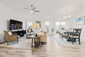 Televiisor ja/või meelelahutuskeskus majutusasutuses 3-2 Patio Villa BEST VALUE with Golf Cart +40 fotot