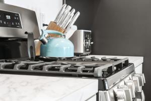 Köök või kööginurk majutusasutuses 3-2 Patio Villa BEST VALUE with Golf Cart