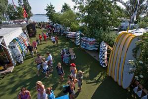 una folla di persone che camminano intorno a una fiera all'aperto di Ferienwohnung Zwergmöwe In Neue Tiefe a Fehmarn