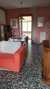 Un dormitorio con una cama y una mesa dentro. en Ferienhaus In Salò Mit Grill, Terrasse Und Garten, en Saló 22 fotos más