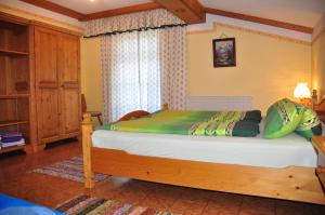 a bedroom with a bed in a room at Ferienwohnung Högerblick In Türnitz in Türnitz