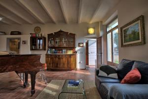 un soggiorno con divano e pianoforte di Casa Della Musica a Ostra Altre 32 foto
