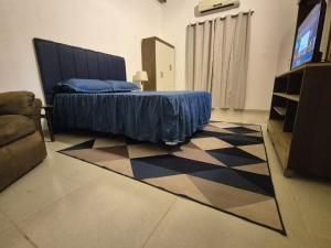 a bedroom with a bed and a television in a room at A beautiful apartment in Caña de Castilla