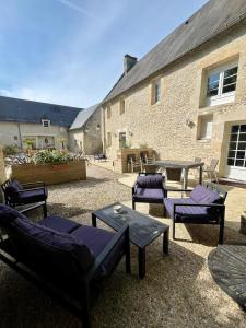 Saint-Côme-de-FresnéにあるLa Glycine, avec accès piscine et jacuzziの中庭の椅子・テーブル