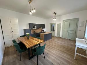 a dining room and kitchen with a table and chairs at Vila Fráňa apartmán 1 in České Budějovice