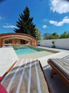Bazén v ubytovaní Chalet d' amour alebo v jeho blízkosti