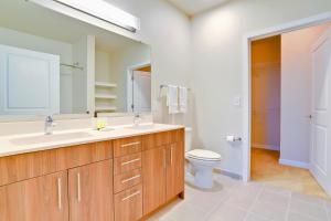 ein Badezimmer mit Waschbecken und Toilette in der Unterkunft Well-Appointed Stay - Gym, Lounge & Modern Comfort in Alexandria + 24 Fotos