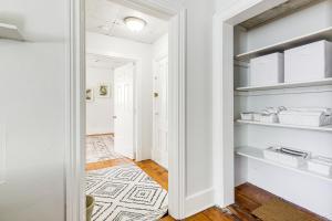 een hal met witte muren en een deur met een tapijt bij Explore Dtwn, Parks and Colleges Cozy Worcester Apt in Worcester +18 foto's