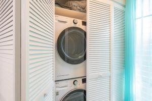 2 lavabos et un sèche-linge dans un placard dans l'établissement Big Island Keauhou Punahele C104 by Coldwell Banker Island Vacations, à Kailua-Kona