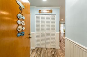 un couloir avec une porte menant à une pièce avec des chaussures dans l'établissement Big Island Keauhou Punahele C104 by Coldwell Banker Island Vacations, à Kailua-Kona