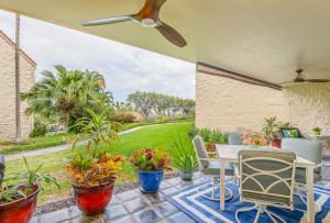 un patio avec une table, des chaises et des plantes dans l'établissement Big Island Keauhou Punahele C104 by Coldwell Banker Island Vacations, à Kailua-Kona