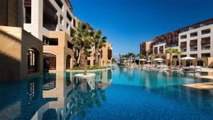 Bazén v ubytování Kempinski Summerland Hotel & Resort Beirut nebo v jeho okolí