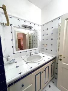 a bathroom with a sink and a mirror at Casa Captain Howard Blackburn - fronte mare con giardino - Santa Teresa di Gallura in Santa Teresa Gallura +30 photos