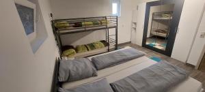 Postel nebo postele na pokoji v ubytování Ferienwohnung Aloysia am Saarlandradweg