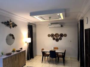 comedor con mesa y algunas ollas y sartenes en Cozy Apartment near the GMK stadium, en Cotonou 21 fotos más