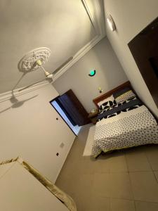 - Vistas a un dormitorio con cama y luz en Cozy Apartment near the GMK stadium, en Cotonou