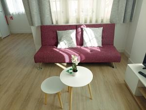 ムシアにあるapartamentos YEIKの紫色のソファとテーブルのあるリビングルーム +72枚の写真