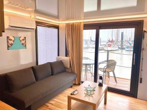 The Boathouse Company - Casa flotante experience - Real Club Náutico, El Puerto de Santa María的休息区