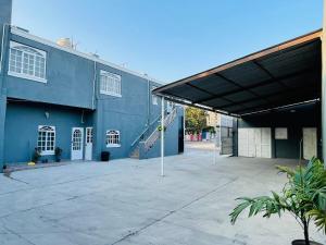 a large blue building with a parking lot next to it at Casa Rayón 2 in Tuxpan +10 photos