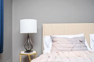 Ένα ή περισσότερα κρεβάτια σε δωμάτιο στο 2B Downtown ATL Condo Free Parking 24h Concierge LM707