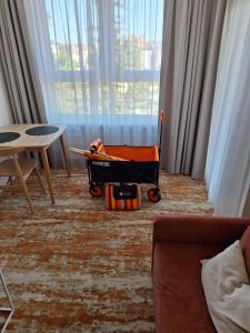 un chariot assis au milieu d'un salon dans l'établissement Apartament Amber Studio Bel Mare Aqua Resort, à Międzyzdroje