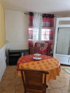 een eetkamer met een tafel en stoelen bij Charmant appartement à Fort-de-France de 25 m² in Fort-de-France