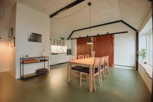 KettingeFerieidyl的厨房兼餐厅，配有桌椅