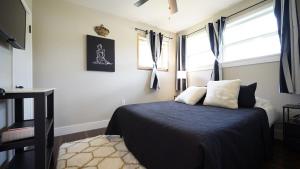 een slaapkamer met een bed en twee ramen bij Honey Pot House in Novi