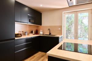 Kuchyň nebo kuchyňský kout v ubytování Au Paradis des 4 Saisons - Maison avec terrasse