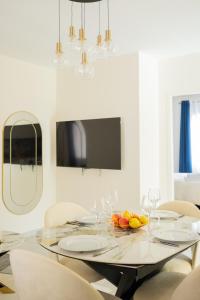 アルルにあるLe domaine de Mika & Ninaのダイニングルーム(ガラスのテーブル、椅子付)