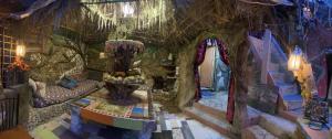 una stanza con una casa sull'albero con un soggiorno di Adam's Tree House ad Aourir
