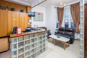 ロンドンにあるAbbey Hotelのカウチとテーブル付きの客室内のバー