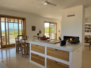 MesochórionにあるVilla Mizaのカウンタートップ付きの大きなアイランドキッチン