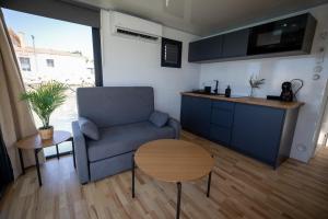 The Boathouse Company - Casa flotante experience - Real Club Náutico, El Puerto de Santa María的厨房或小厨房