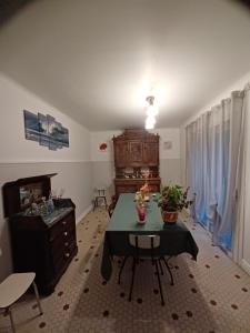 sala de estar con mesa y cómoda en La madeleine 1, en Caussade