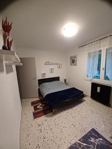 un dormitorio con una cama en el centro de la habitación en La madeleine 1, en Caussade 3 fotos más