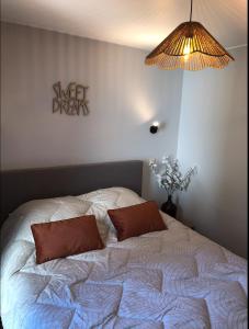 une chambre avec un lit avec deux oreillers dessus dans l'établissement Joy at Durbuy, à Durbuy 33 autres photos
