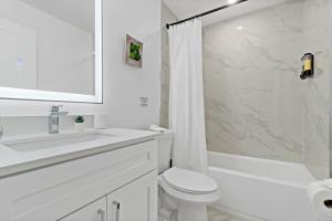 Koupelna v ubytování Near Ft Myers Beach Charming spacious 2BD