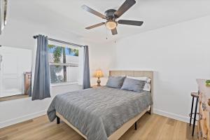 Postel nebo postele na pokoji v ubytování Near Ft Myers Beach Charming spacious 2BD