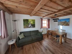 Posezení v ubytování Dreiländereck mit Sauna und Pool, Wohnung 403