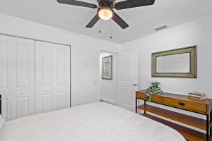 Postel nebo postele na pokoji v ubytování Near Ft Myers Beach Charming spacious 2BD