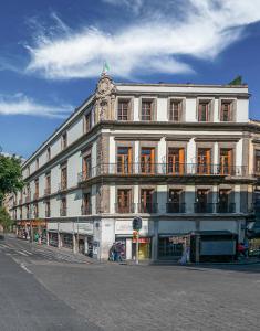 Un gran edificio blanco con un reloj encima. en Historic Suite w balconies to Cathedral & Rooftop CASA SAUTO 5, en Ciudad de México