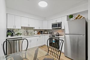 Kuchyň nebo kuchyňský kout v ubytování Near Ft Myers Beach Charming spacious 2BD
