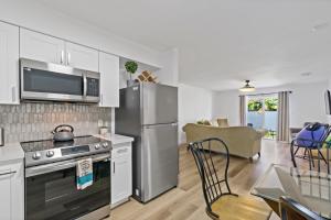 Kuchyň nebo kuchyňský kout v ubytování Near Ft Myers Beach Charming spacious 2BD