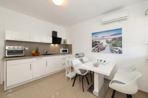 Η κουζίνα ή μικρή κουζίνα στο Apartments ROSINI, 300m from the beach with shared tavern and bikes, Nin
