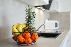 Η κουζίνα ή μικρή κουζίνα στο Apartments ROSINI, 300m from the beach with shared tavern and bikes, Nin