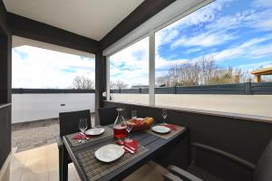 Μπαλκόνι ή βεράντα στο Apartments ROSINI, 300m from the beach with shared tavern and bikes, Nin +38 φωτογραφίες