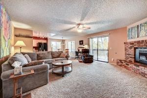 Χώρος καθιστικού στο Flagstaff Condo with Balcony in Golf Community!