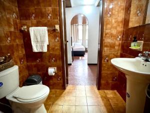 un baño con inodoro y lavabo en Way Maker 1, en Bogotá